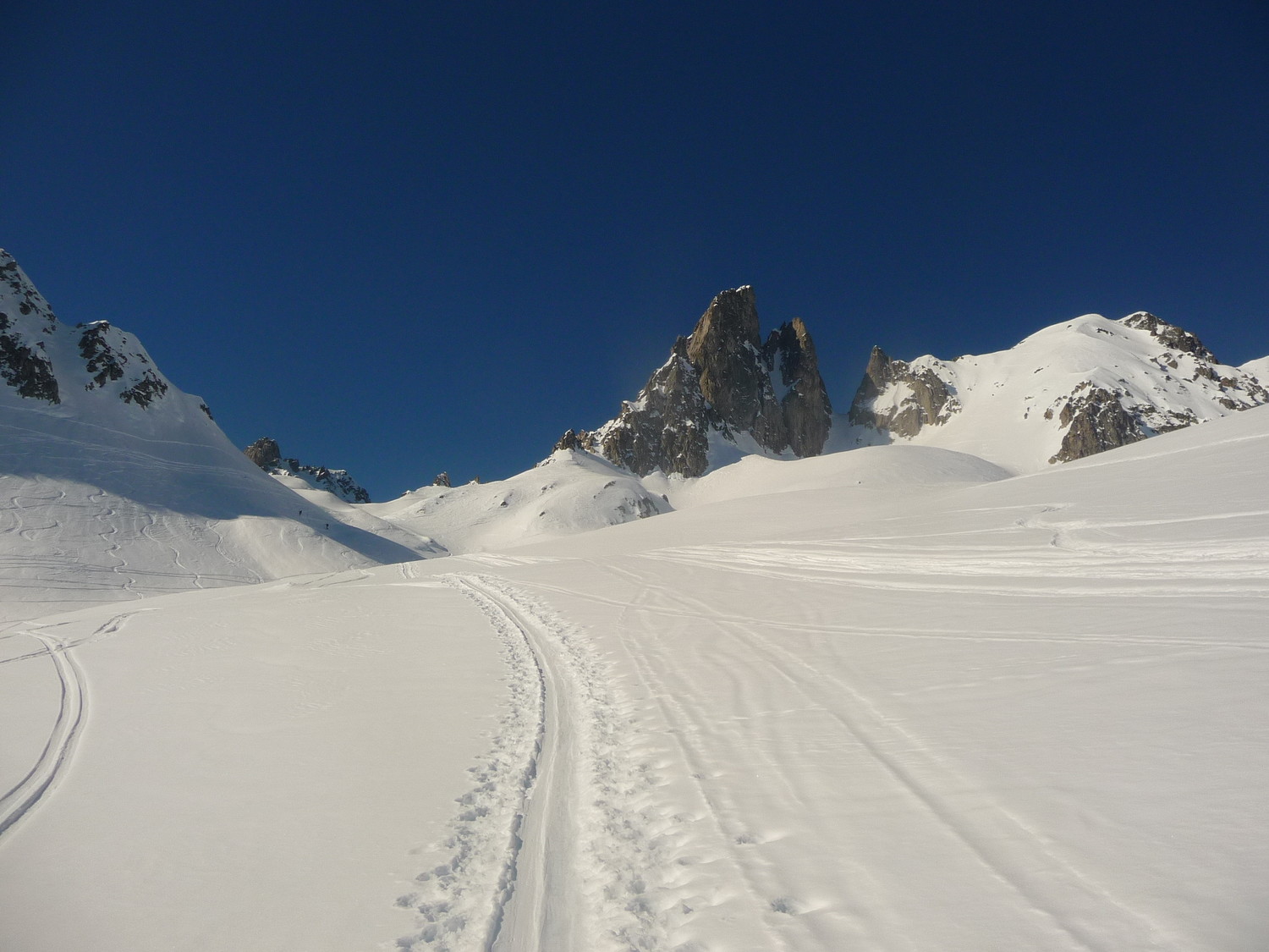 Aiguille de la Balme et pointe du chateau à droite