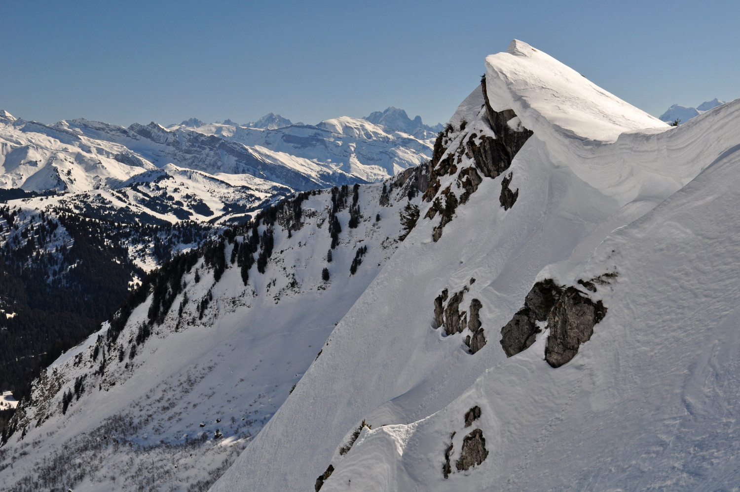 corniche et aiguille verte au loin