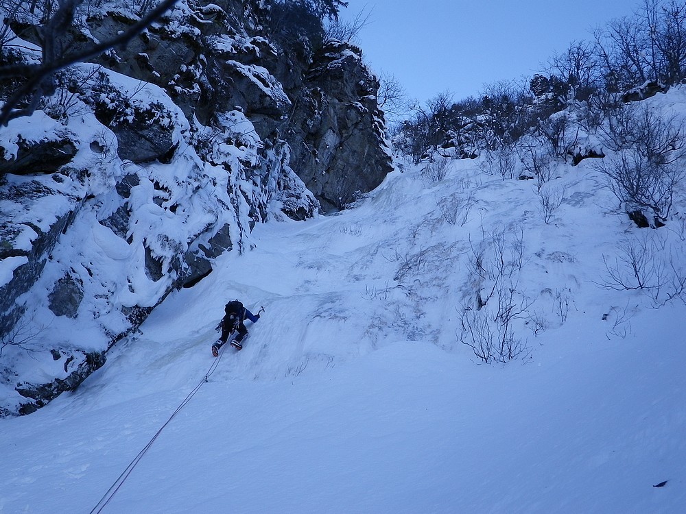 Goulotte du Pissou : Pierre vers le milieu de la goulotte, des ressauts faciles en bonnes conditions