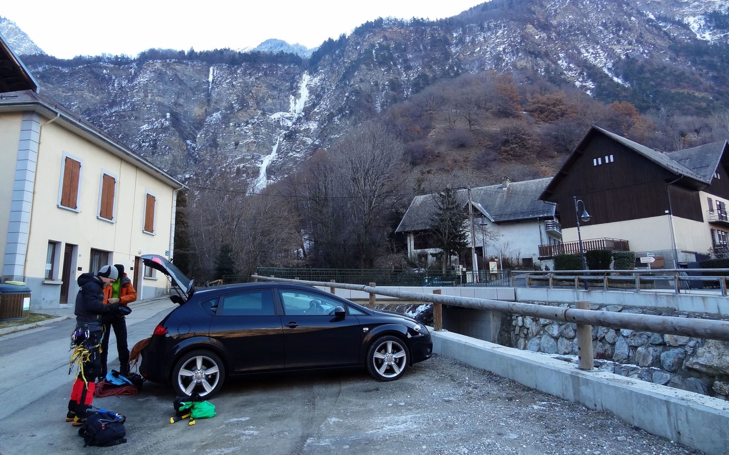 Cascade Hermillon : parking dans le village