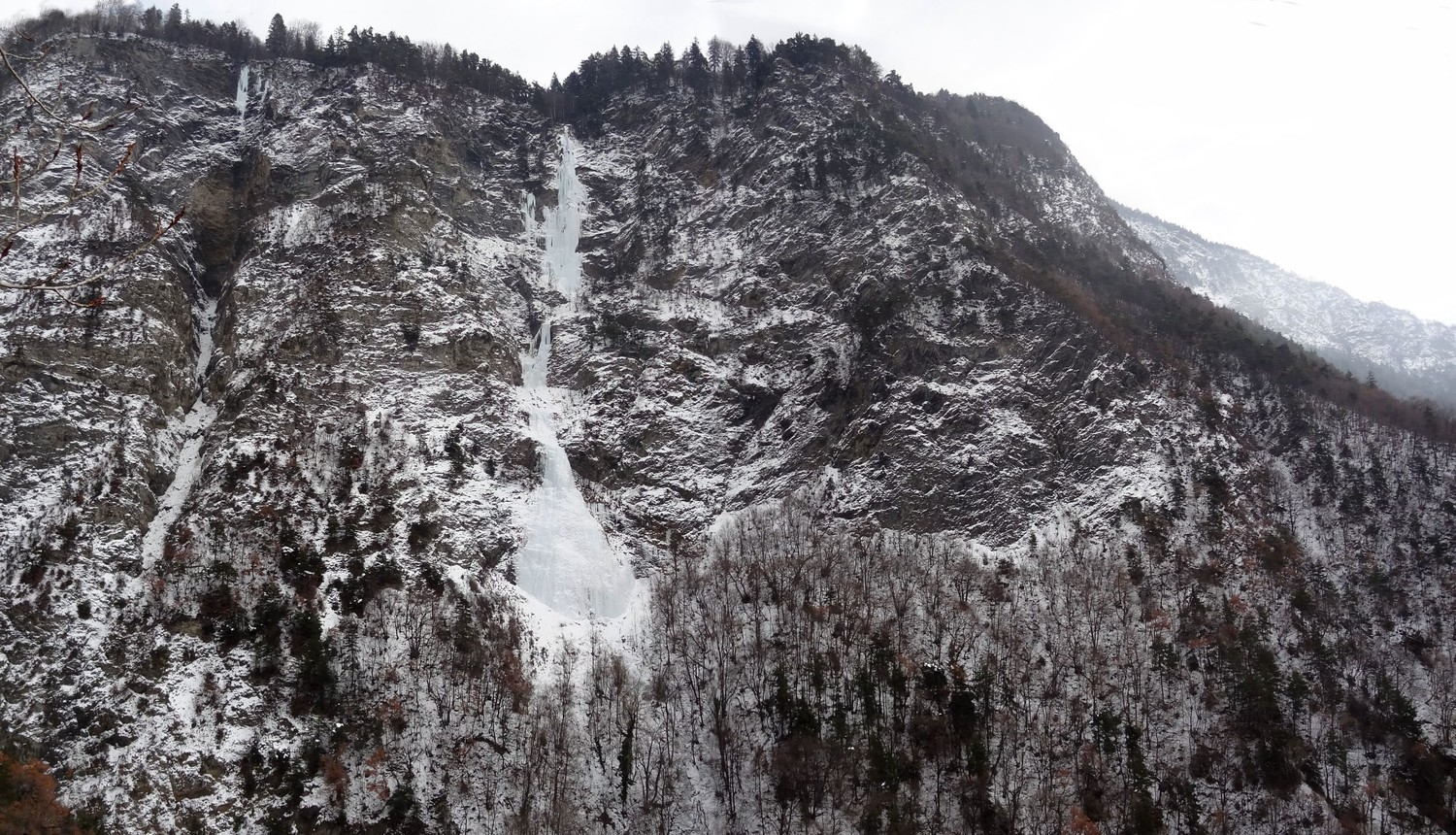 Cascade Hermillon : vue d'ensemble depuis la D77