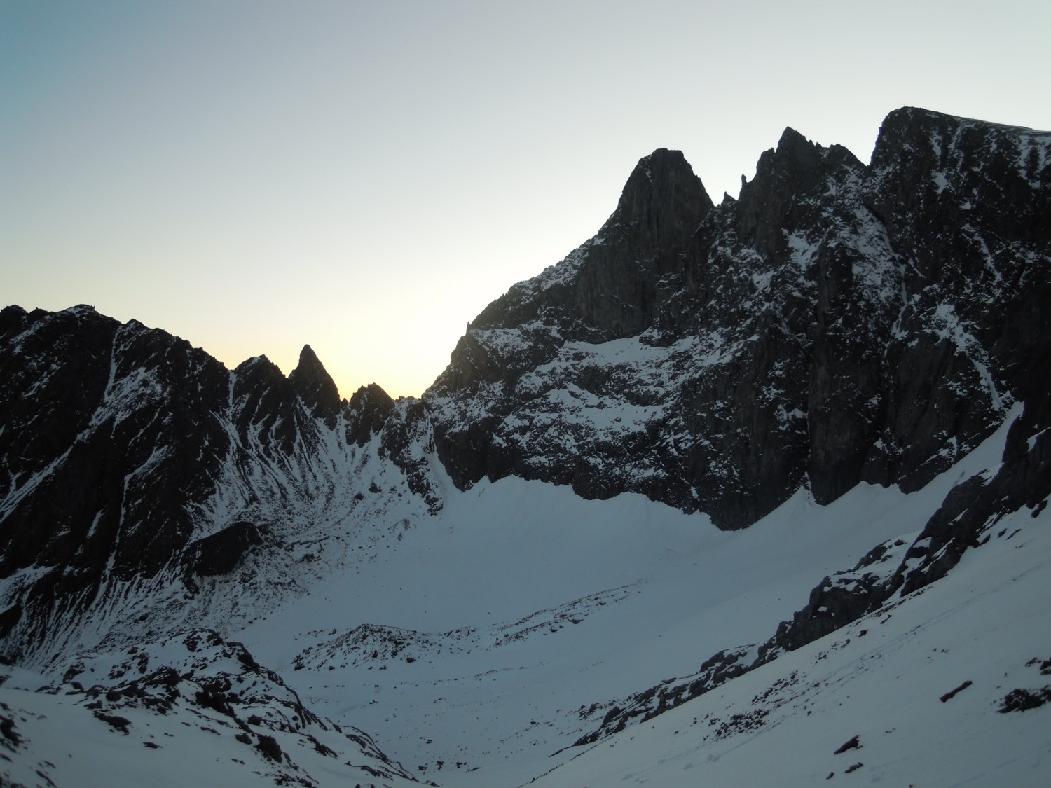 Et bim les trois sommet de la course du jour et l'arête d'accès au grand pic (à gauche)