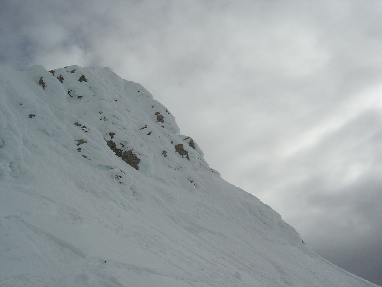 Neige dure, boursoufflée en haut