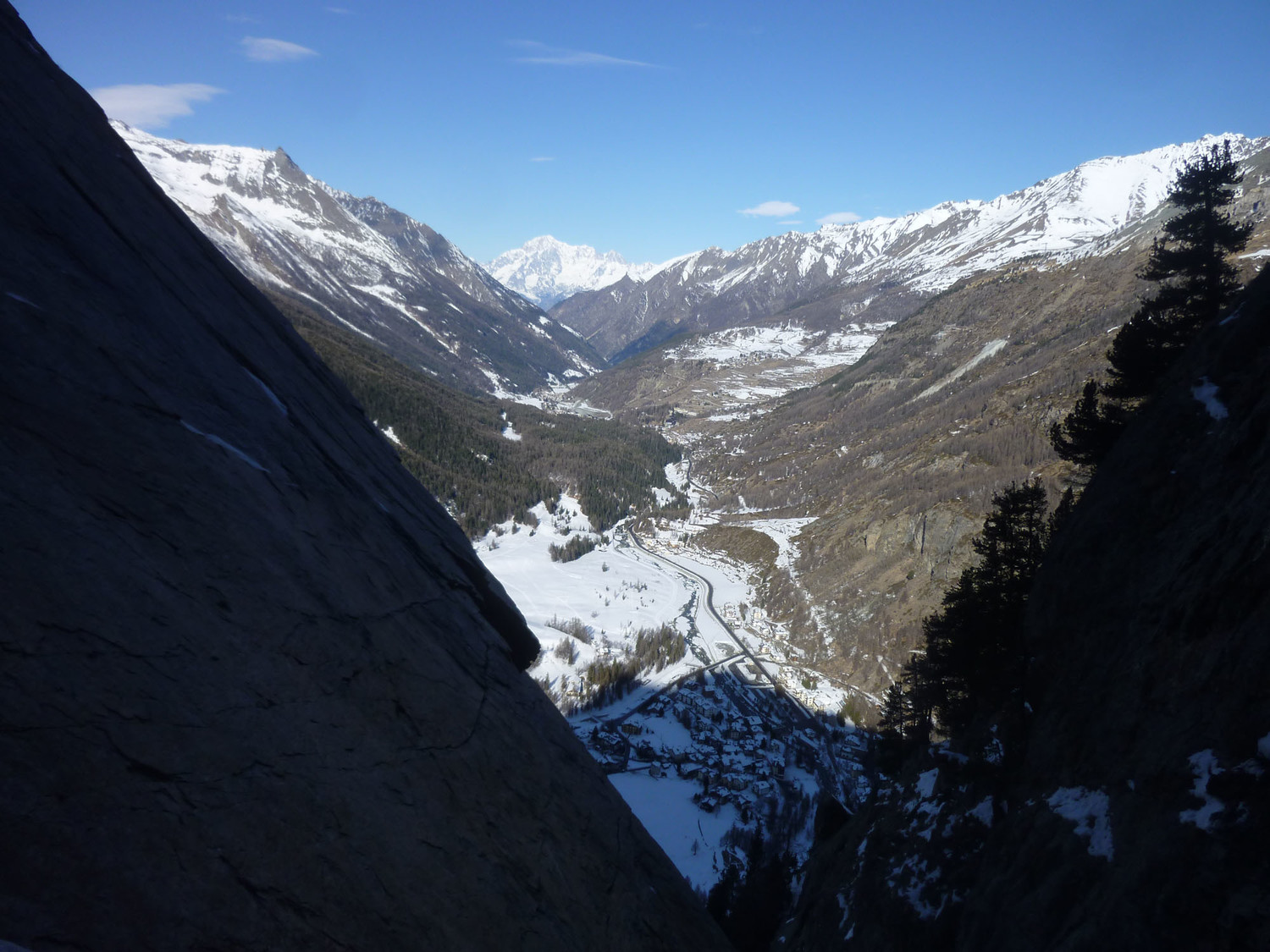 Belle vue depuis la cascade : jolie vallée avec le Mont-Blanc en toile de fond