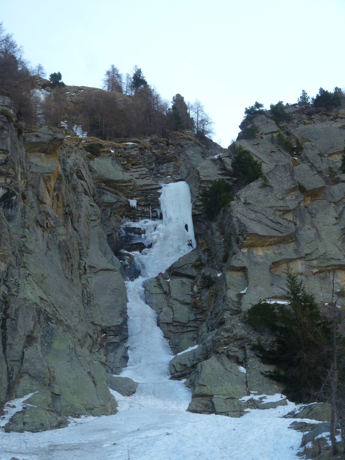 A notre retour au pied de la cascade : encore 3 ou 4 cordées engagées
