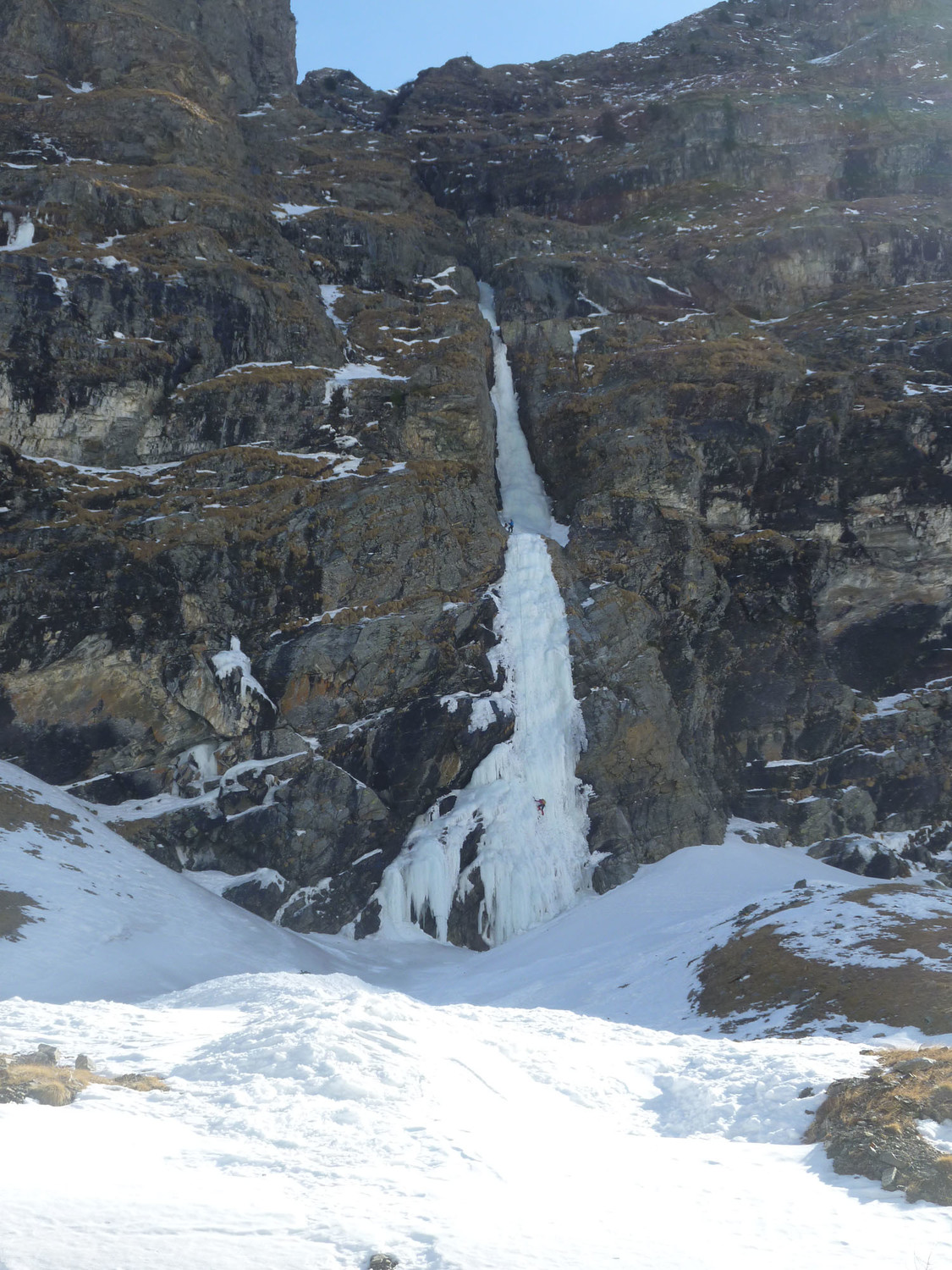 une cordée dans L1 de Cold Couloir, 2 ou 3 autres cordées s'y dirigent