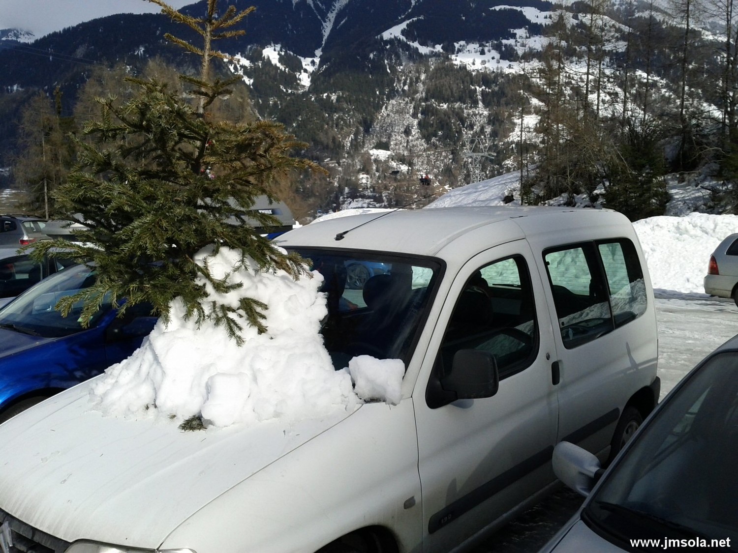 Petit cadeau d'arriver: qui m'a foutu un sapin sur la bagnole????