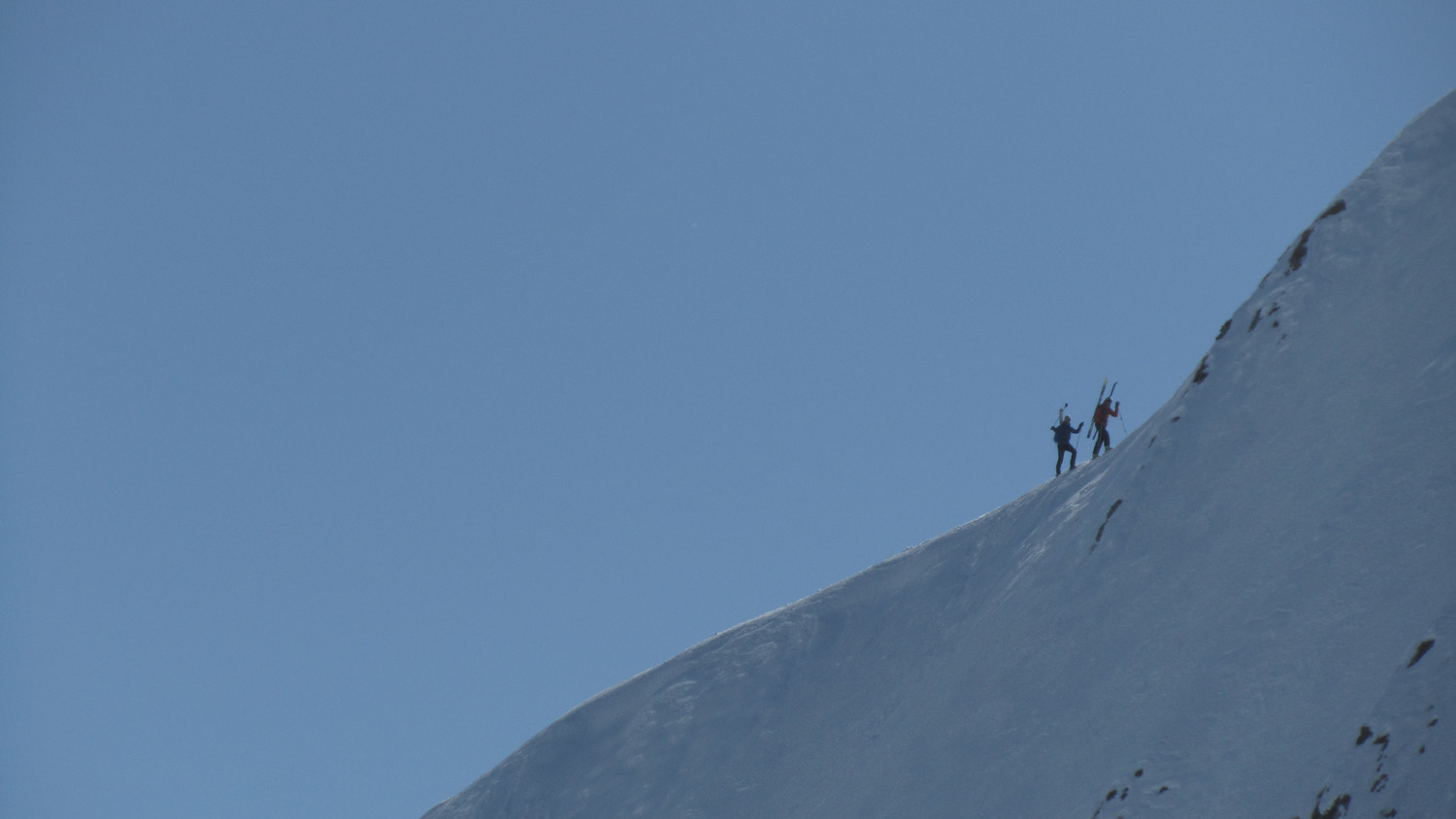Deux personnes arrivent au sommet par l'arête E