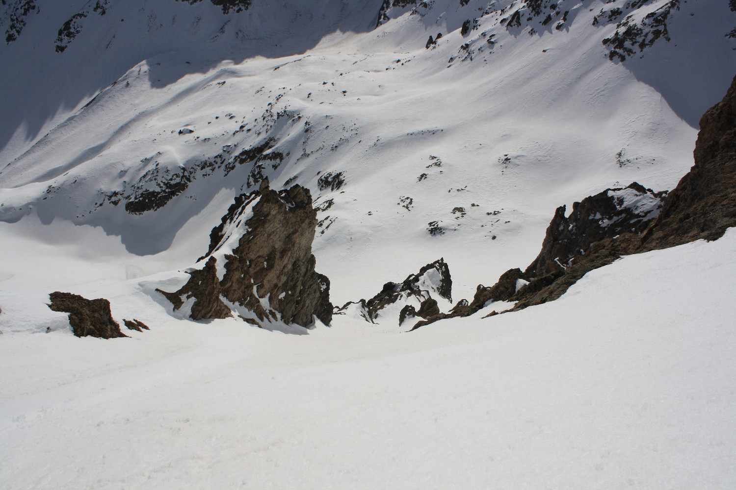 Vue plongeante sur le couloir S du Pic E de Combeynot