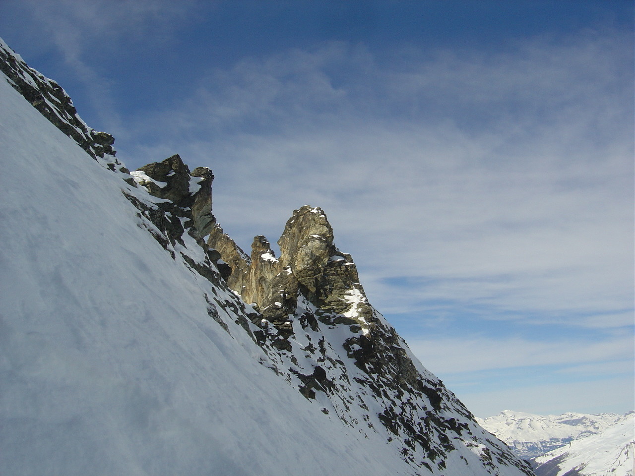 Coup d'oeil sur l'arête de Veisivi en enfilade