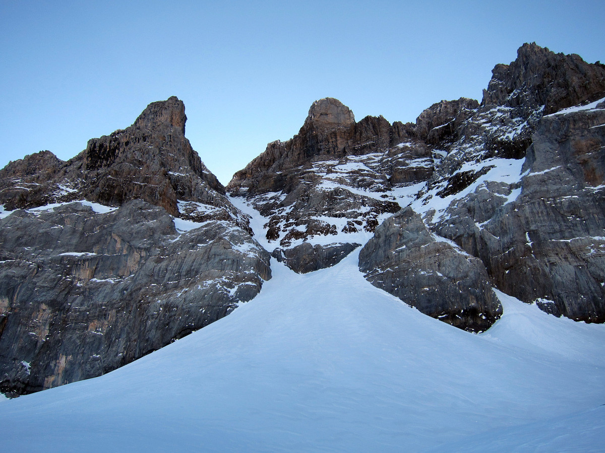 Cône d'avalanche des couloirs de la Dent Jaune (gauche) et de la Brèche des Doigts (droite)