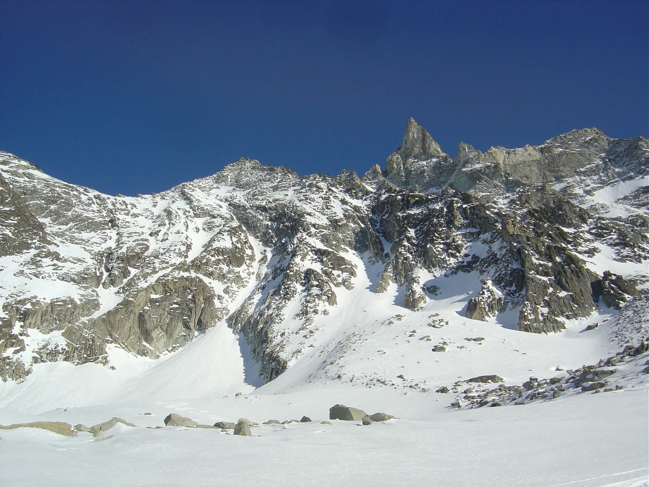 La Tsa à droite et la Dent de Tsalion, le sommet rocheux arrondi à gauche. Sous la Dent le Coup de sabre. A gauche, le Couteau suisse, mince ligne...