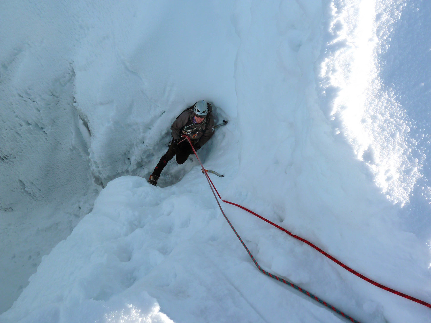 Damien sous la corniche, dans une position de coincement des plus classiques en alpi hivernal !