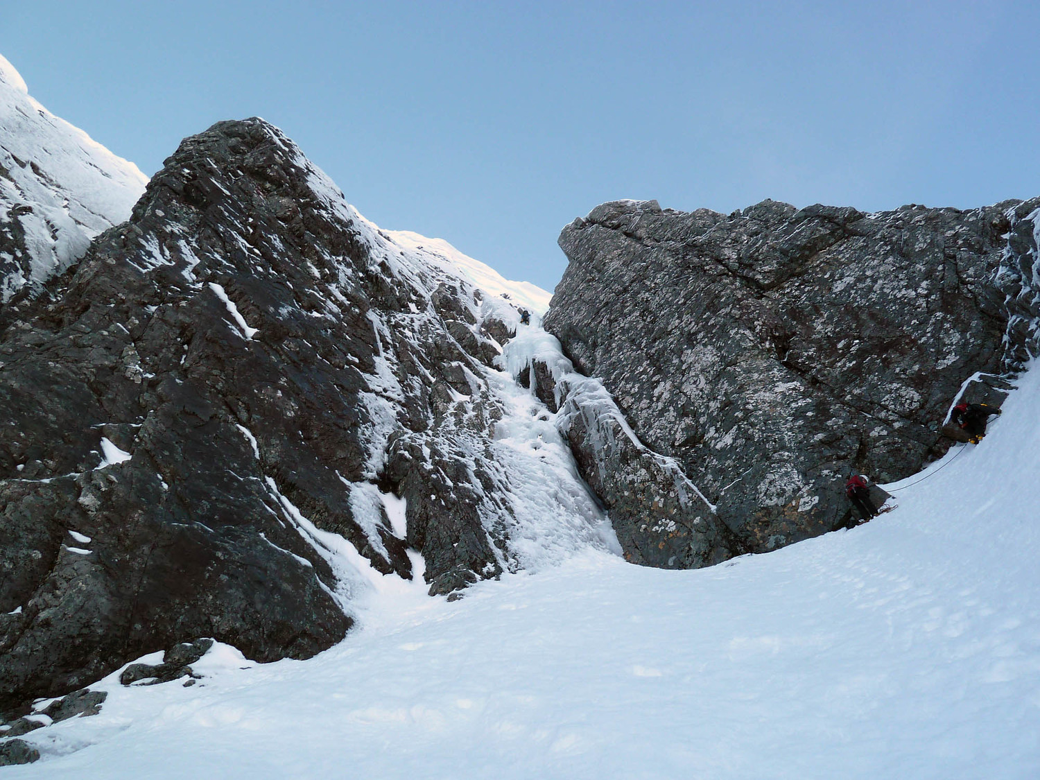 La cascade de Two Step tout droit (L3), avec la corniche que l'on devine au-dessus. A droite, la suite de Number Thee Gully Buttress