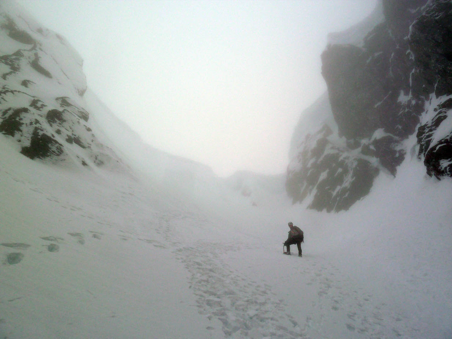 Damein descend Number Three Gully, là où d'autres le reemontent encordés, en faisant des relais !