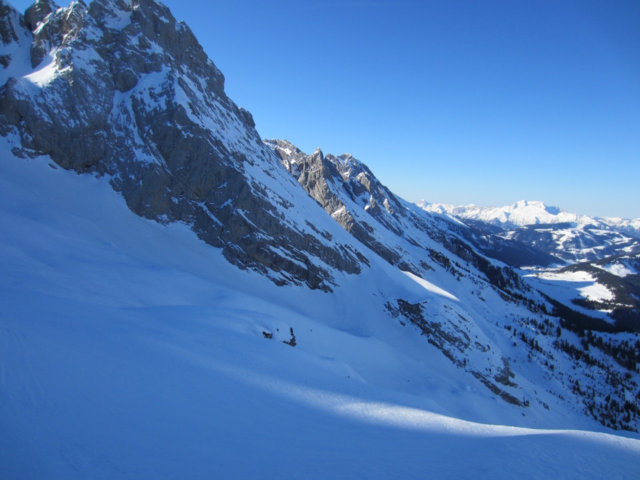 le soleil arrive sur les crêtes