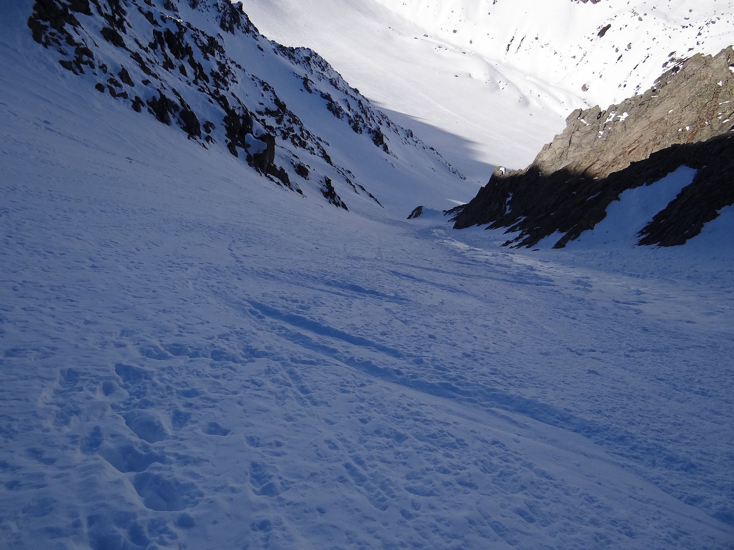 La descente dans le couloir NW antécime aig de la Cabane (Arpette)