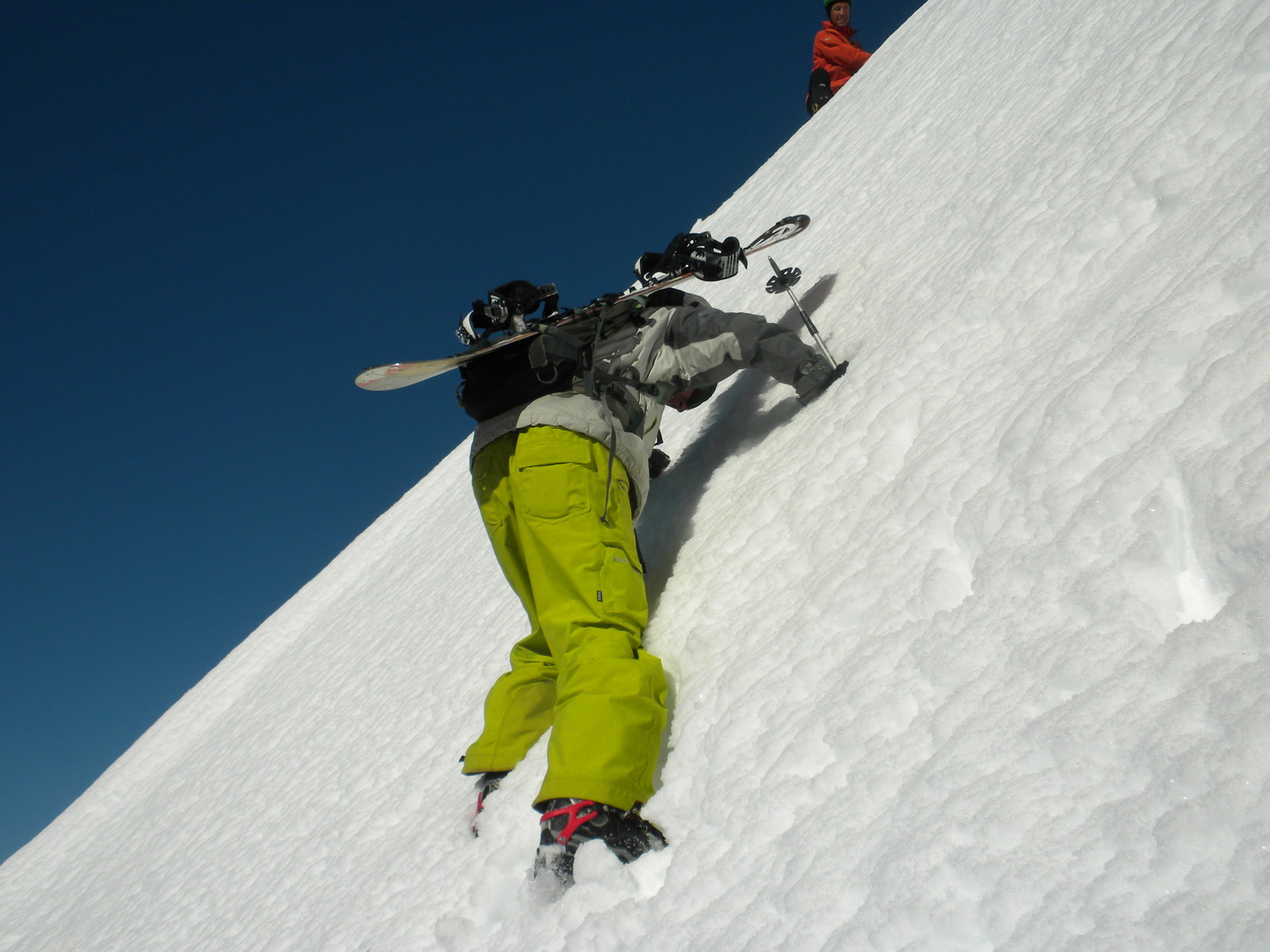 Manu sort du couloir pour prendre la face