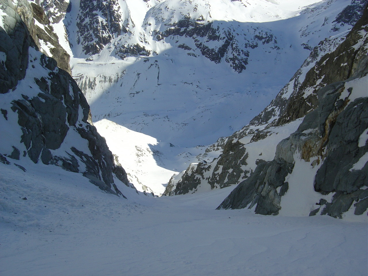 Fond du couloir en neige dure soufflée, crochante