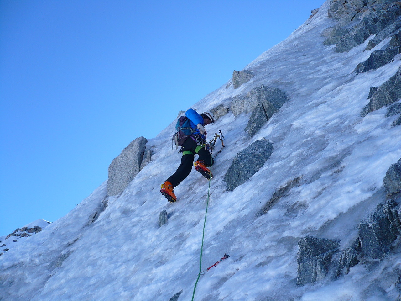 ressaut raide en glace avant la derniere pente de neige