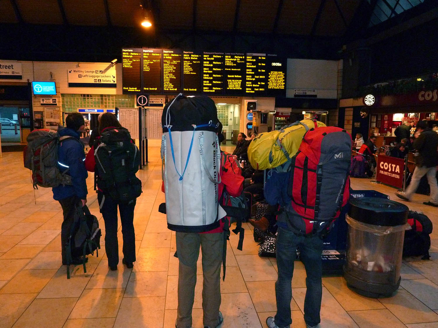 Touristes un peu chargés en gare de Queen's Station, Glasgow