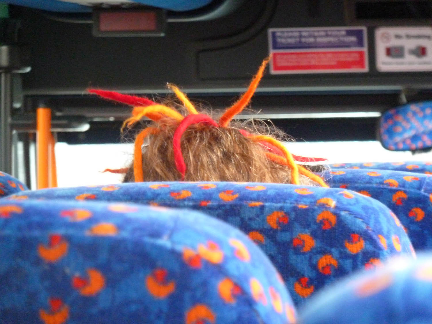 La coquetterie féminine n'a décidément aucune limite : elle va jusqu'à s'assortir avec son siège de bus !