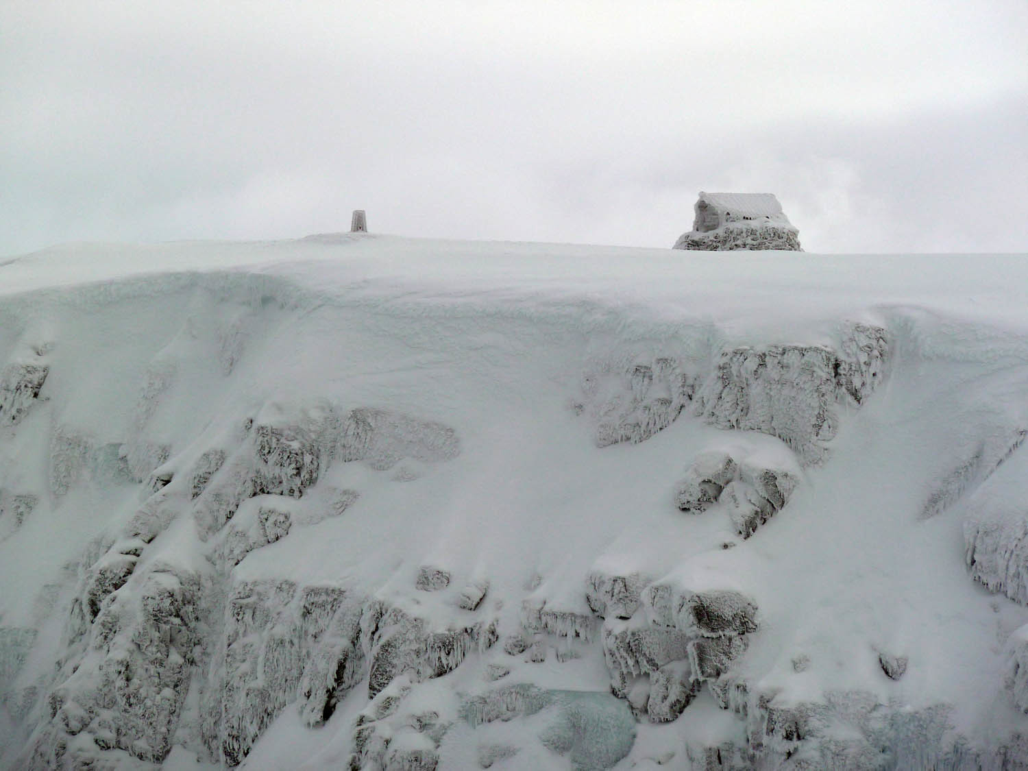 Le Shelter sommital regarde son point géodésique