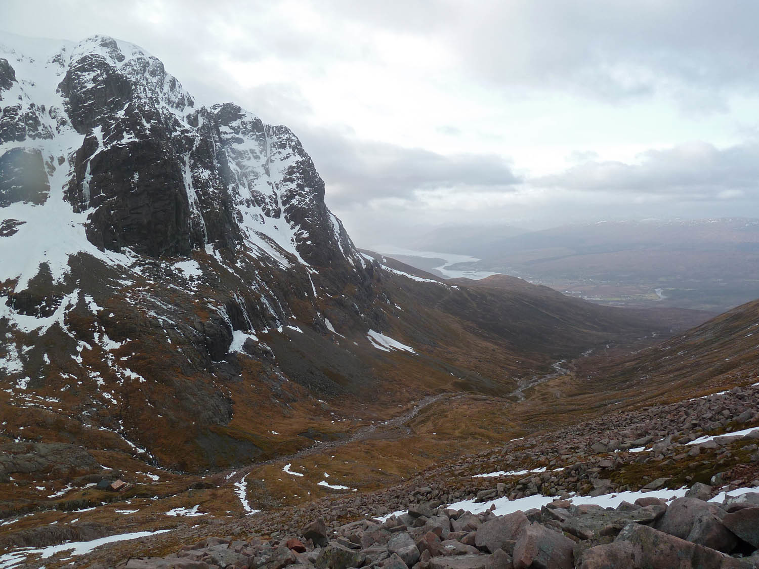 Le CIC Hut (en bas à gauche) domine la baie de Fort William