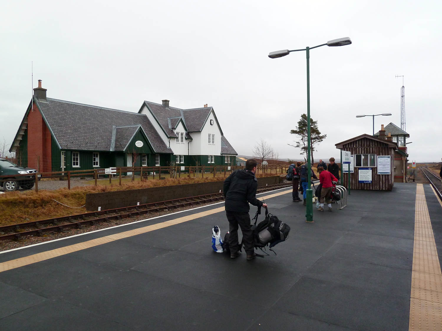 Une gare sortie de nulle part : Corrour station. L'humidité ambiante est loin de dissuader des english de randonner
