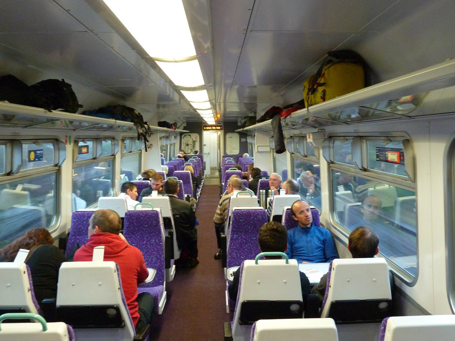 Train Glasgow - Fort William. Compter le nombre de bouteilles de nos joyeux voisins ....