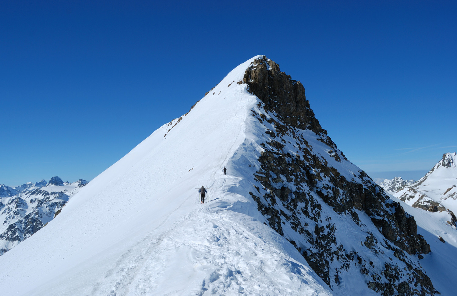 Il tratto a piedi della cresta E del Piz Tasna 3179m
