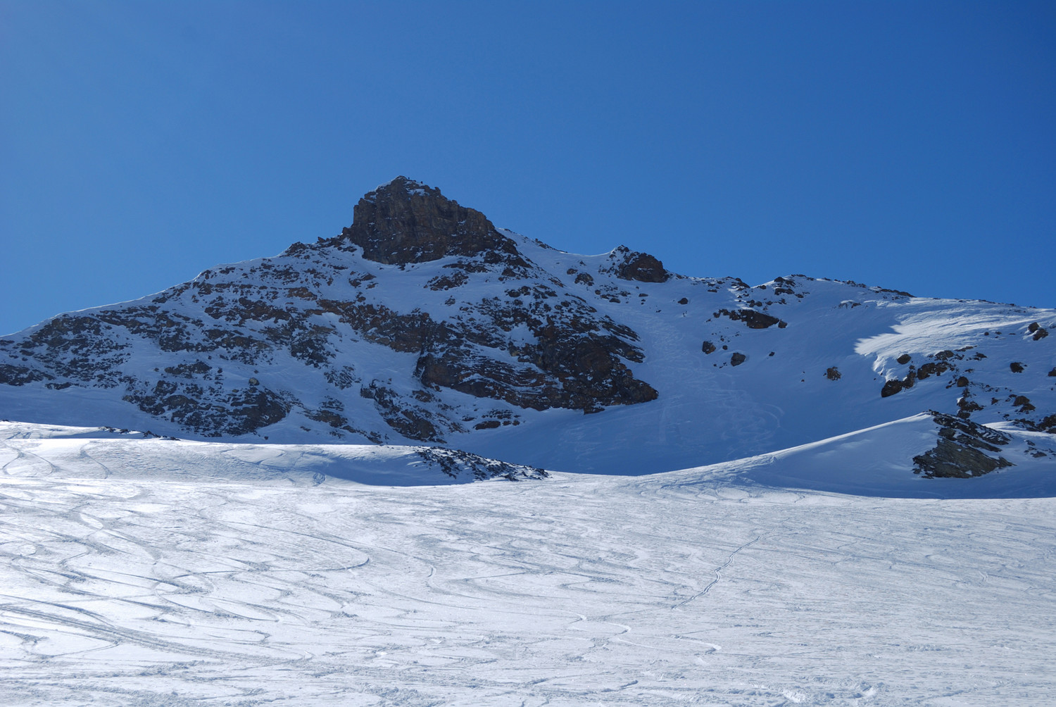 Il Piz Tasna 3179m dalla Vedretta omonima, a destra la ripida paretina N
