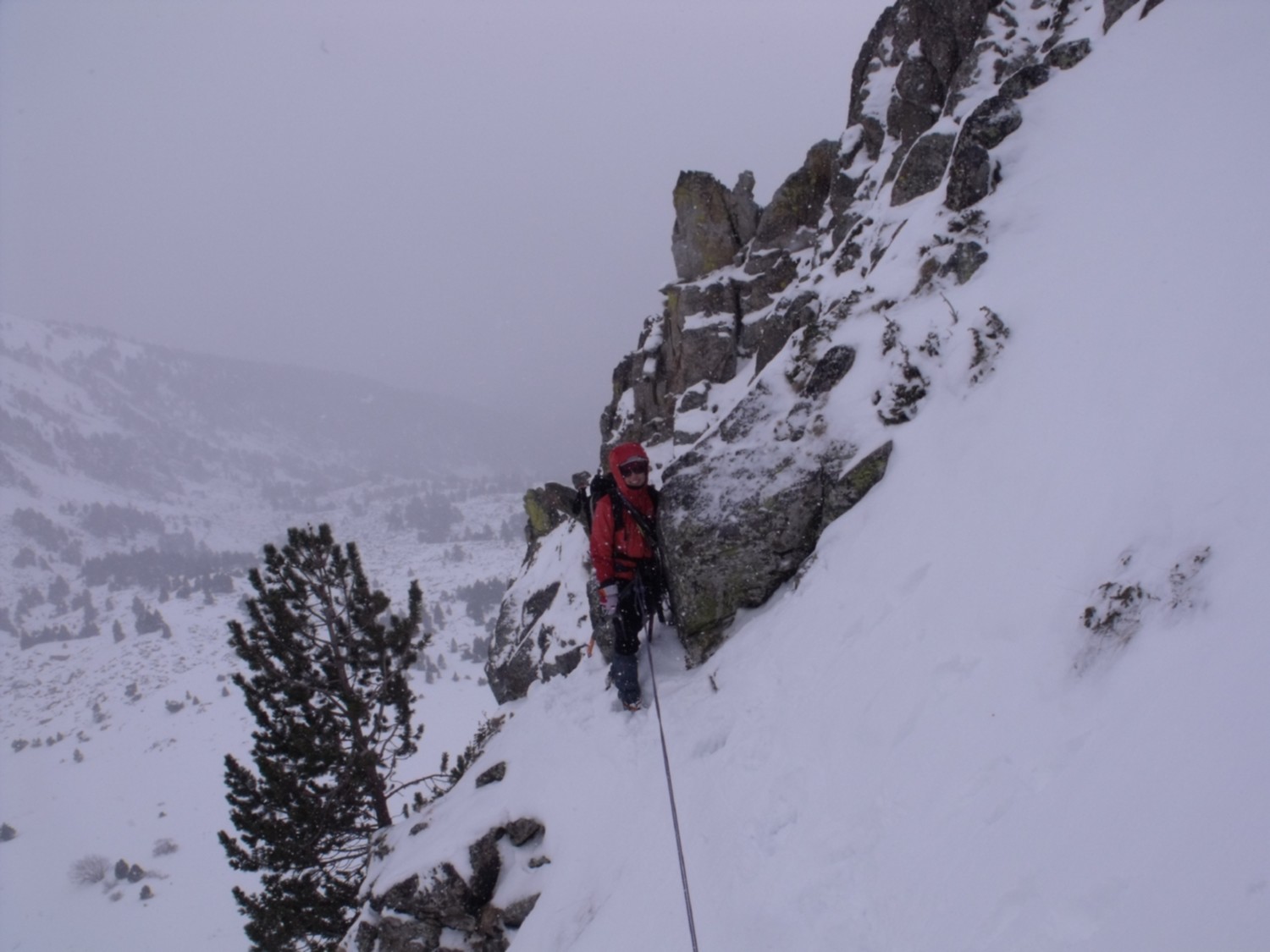 Géraldine avant de traverser un couloir