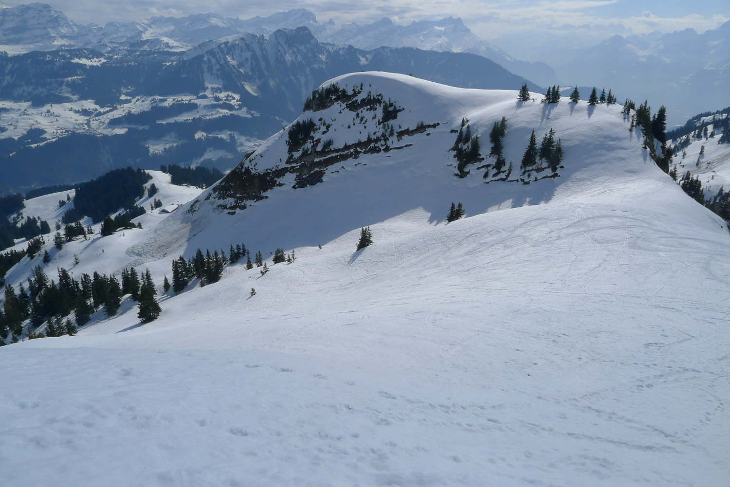 Descente vers les pistes de skis par Le Moëllé