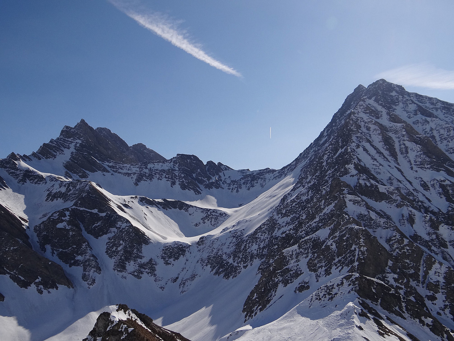 Le col du Bataillon d'Aoste et de Chambave (à droite) au fond de la combe d'Arminaz