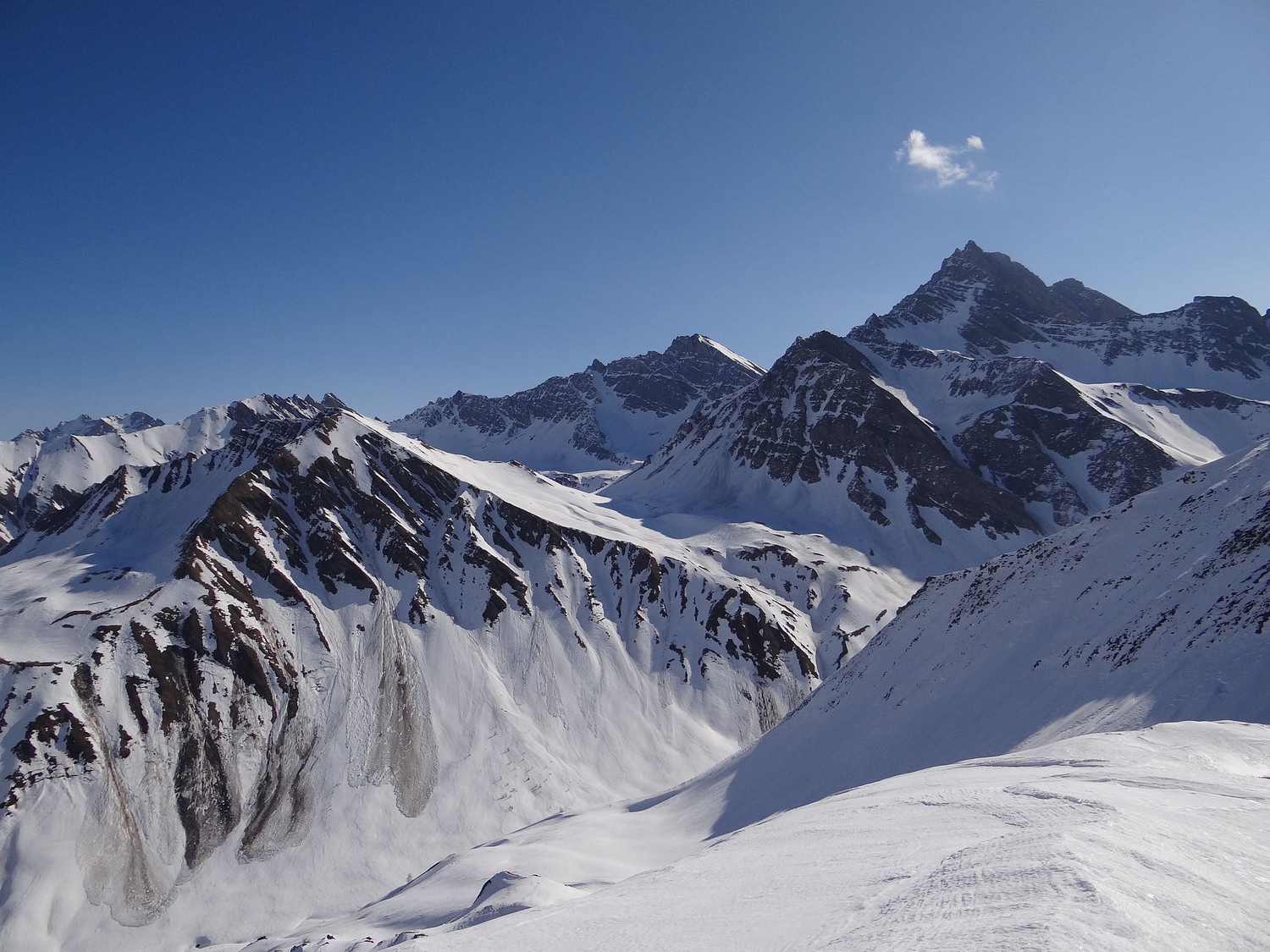 Tête Entre Deux Sauts le col - Malatra en arrière plan.