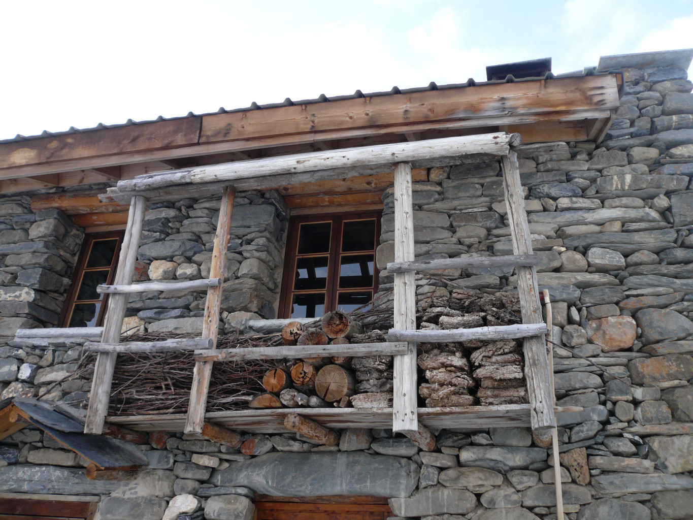 Valfroide: sur le "balcon", bouses, brindilles et petit bois.