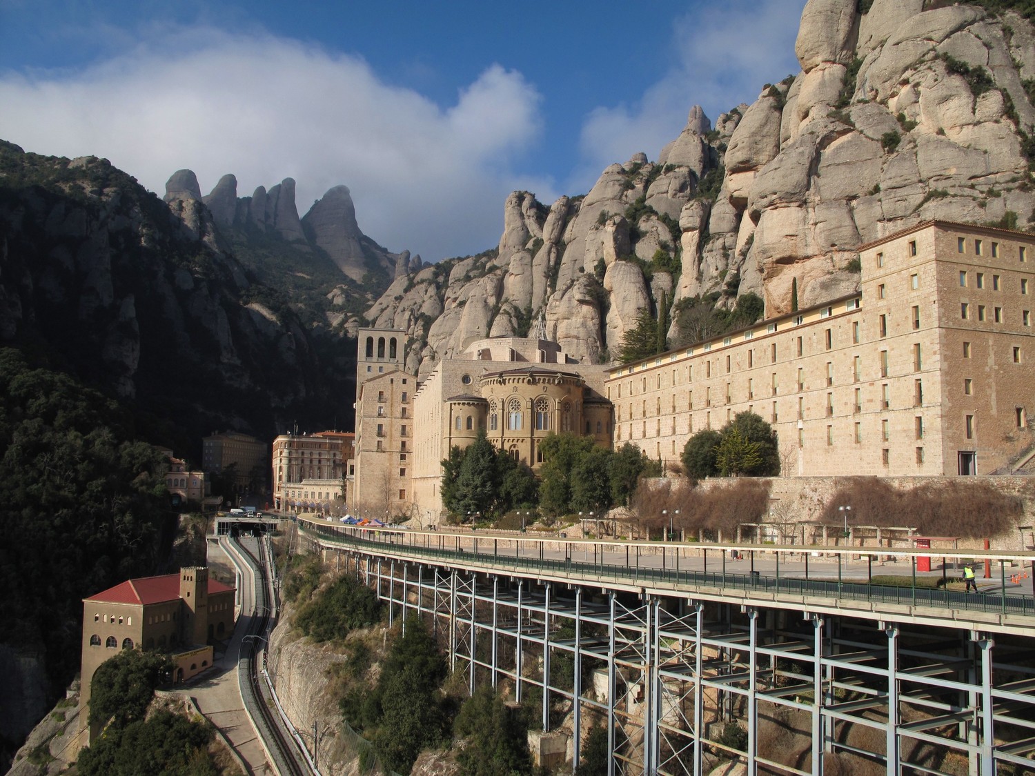Le grand monastère de Montserrat, perché sur la montagne