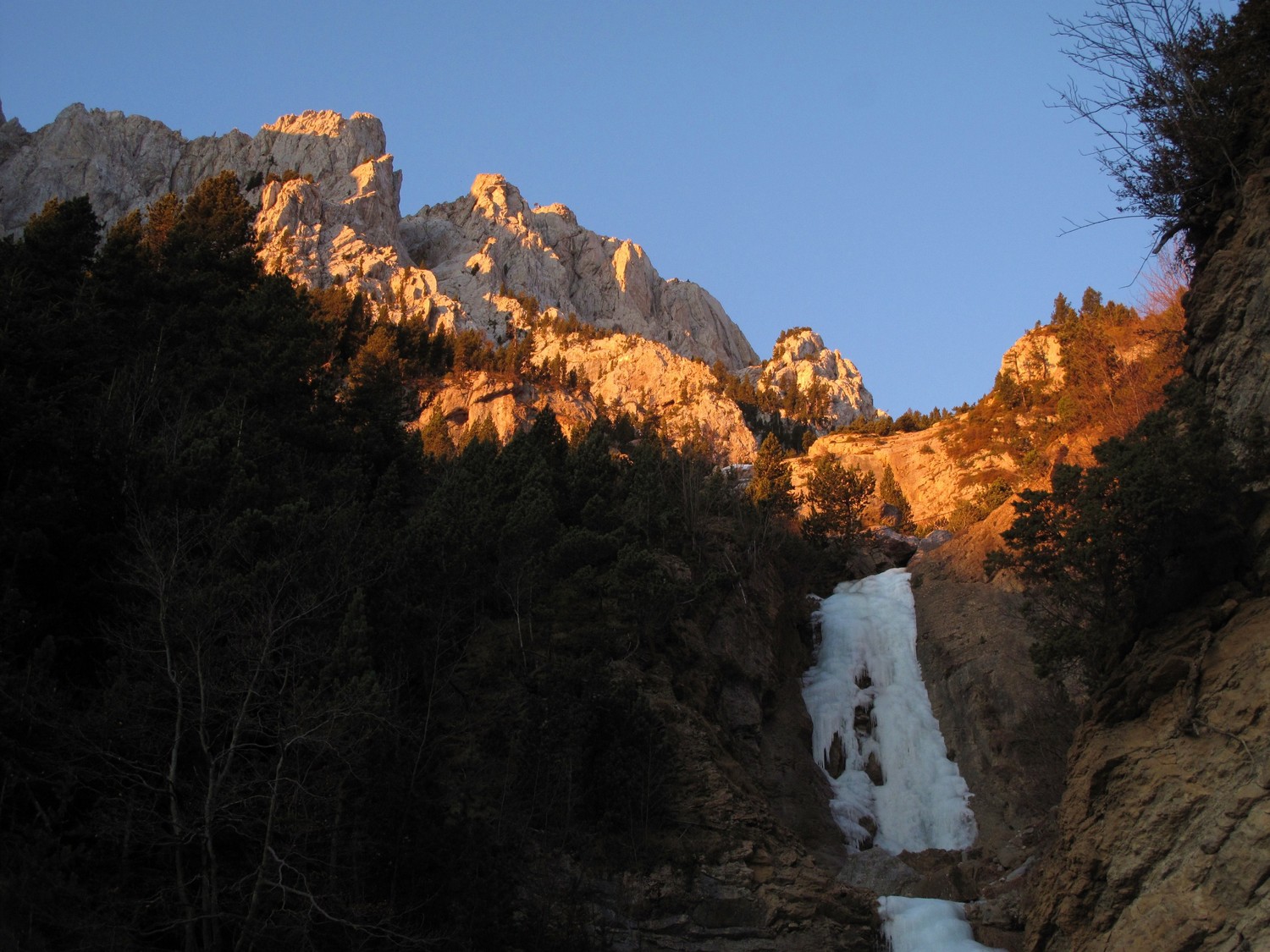 Cascade sous les parois de la Pedraforca