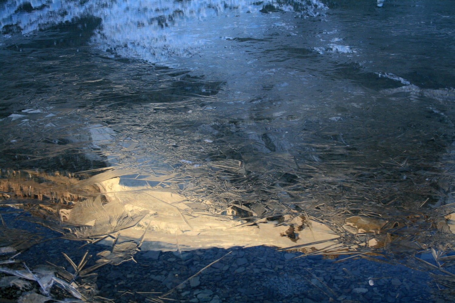 La Hoya: le lac a la pied du glacier