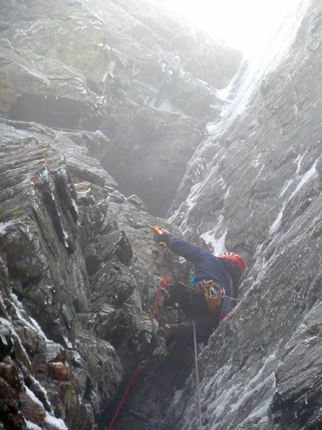 Tonio commence à envoyer les watts dans un pas pas si évident (L1 Winter Chimney)