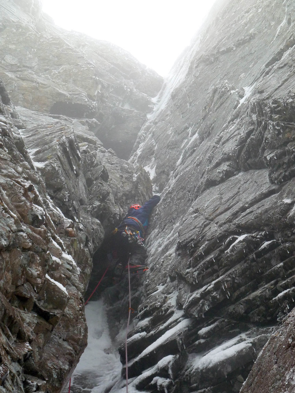 Tonio commence à préférer la dalle au dièdre, avant de se raviser (L1 Winter Chimney)