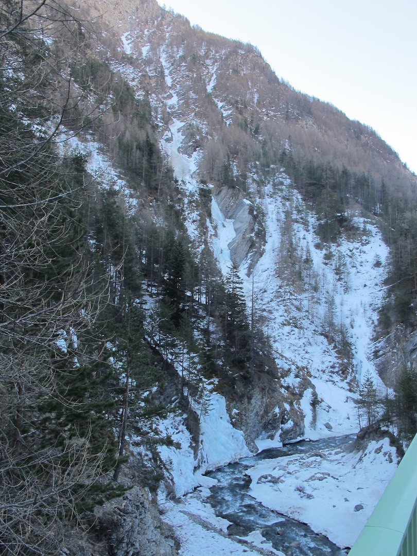 Cascades "Les pieds dans l'eau" (de gauche) et la Grande Cascade (du milieu) vues depuis le pont
