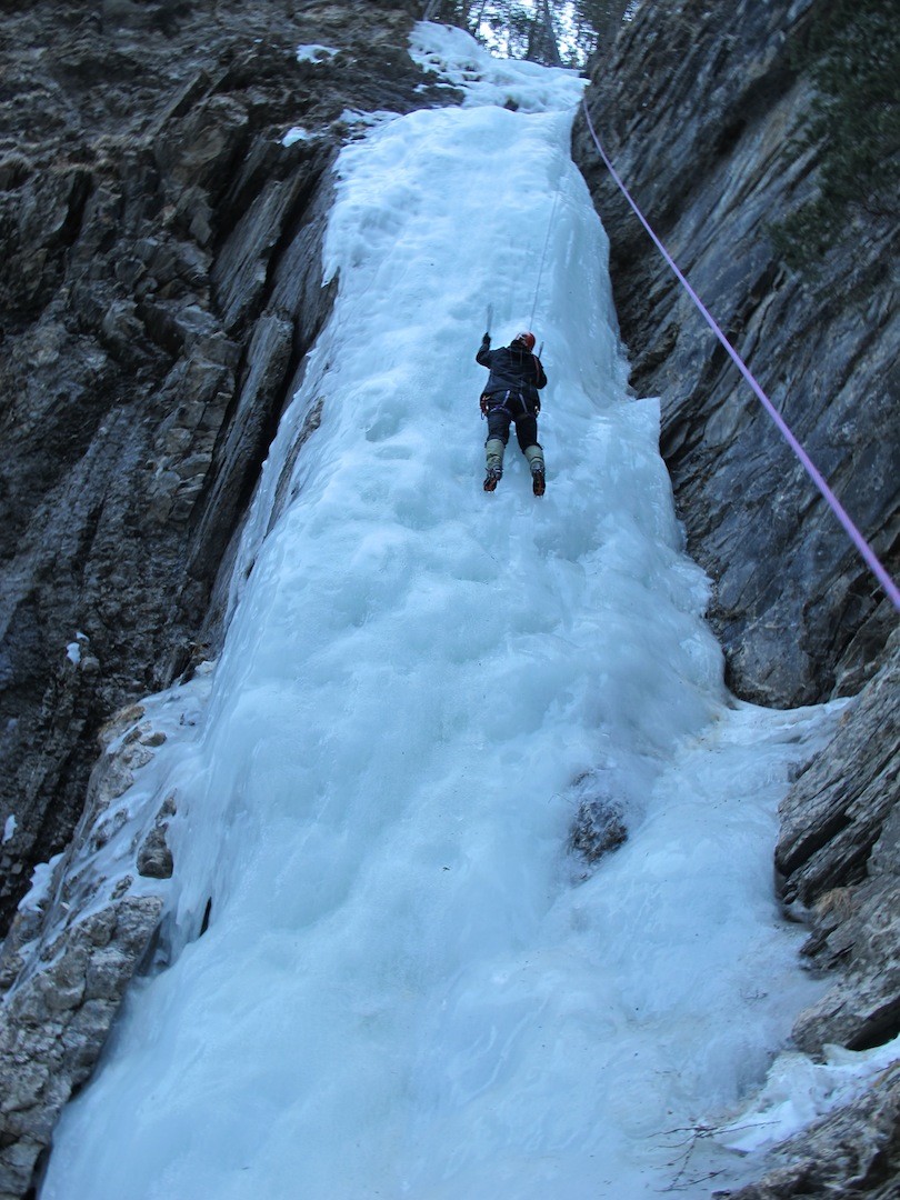 Eric dans la cascade du tunnel