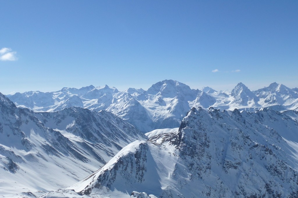 In centro il Massiccio del Piz Ela