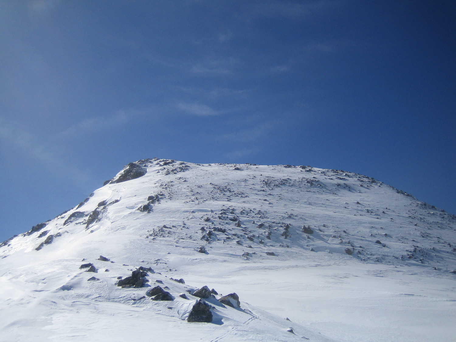 Sommet peu enneigé vu du col