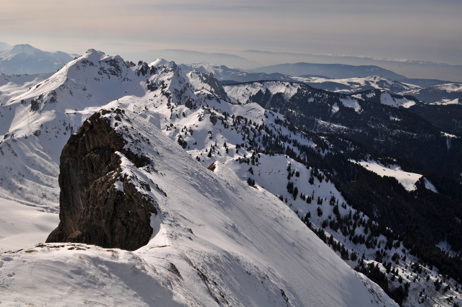 depuis l'arête la face déversante sur la droite