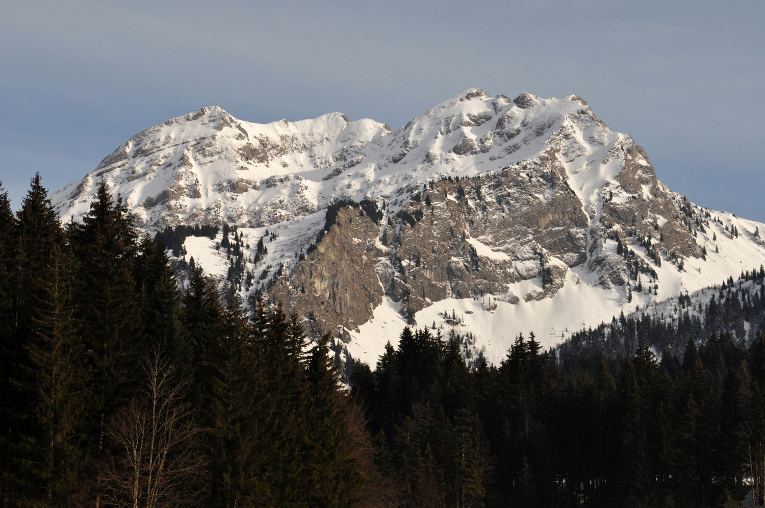 sommet W (petite pointe brune) à droite avec la rampe bien visible en-dessous