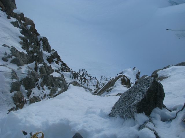 Descente en rappel à L'EST avec corde fixe