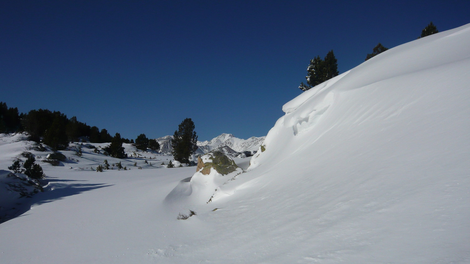 Cabane de la Balmeta, au fond le Carlit
